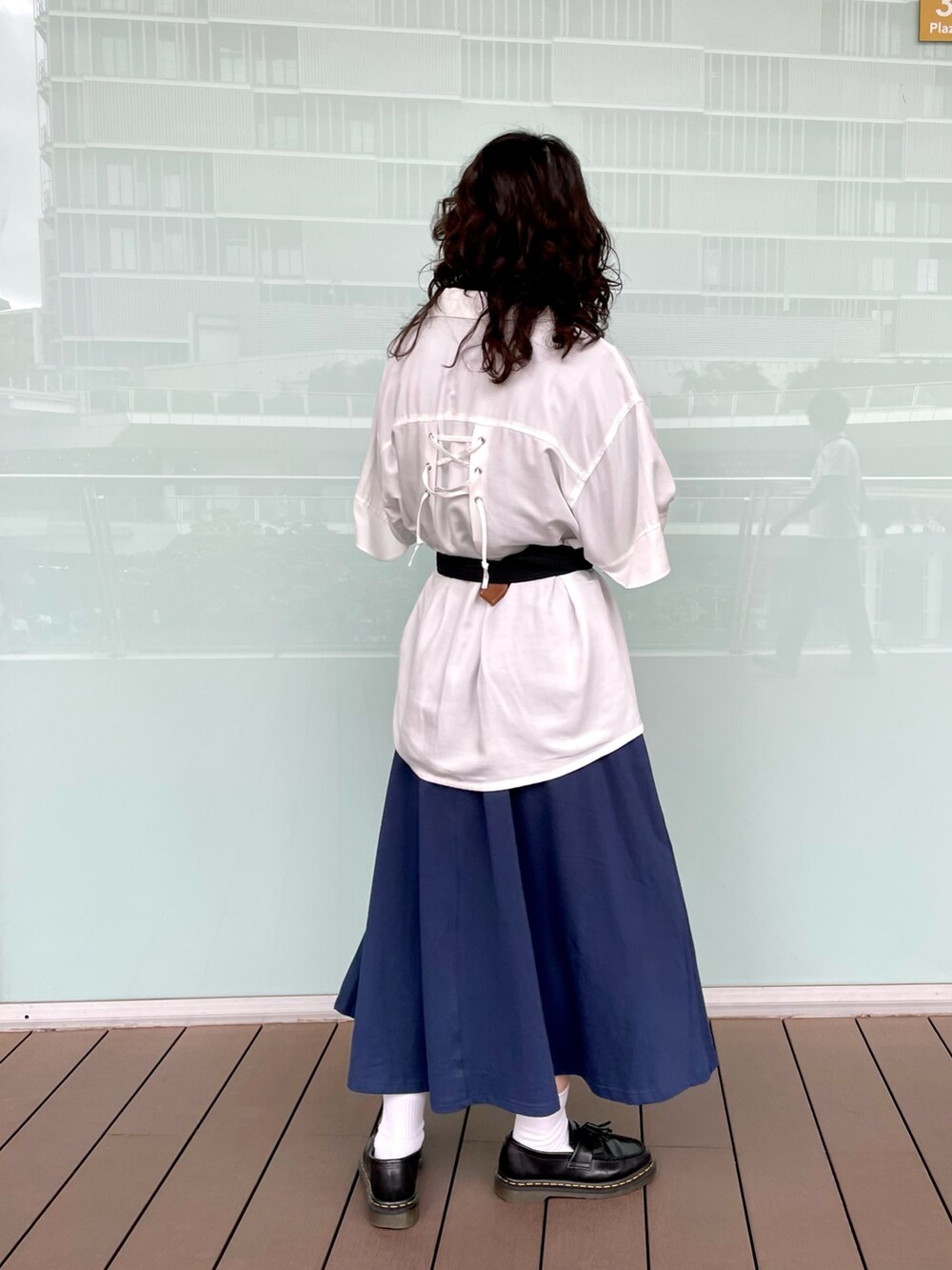 ホワイト系のシャツ/ブラウス、ブルー系のワンピース、ブラック系のベルトを着用したレディースの春コーディネートの2枚目の写真