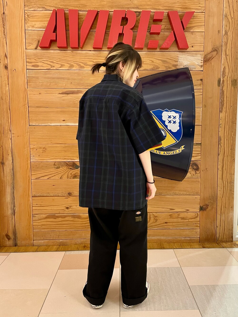 ブルー系のシャツ/ブラウス、ブラック系のチノパンツを着用したレディースの春コーディネートの2枚目の写真