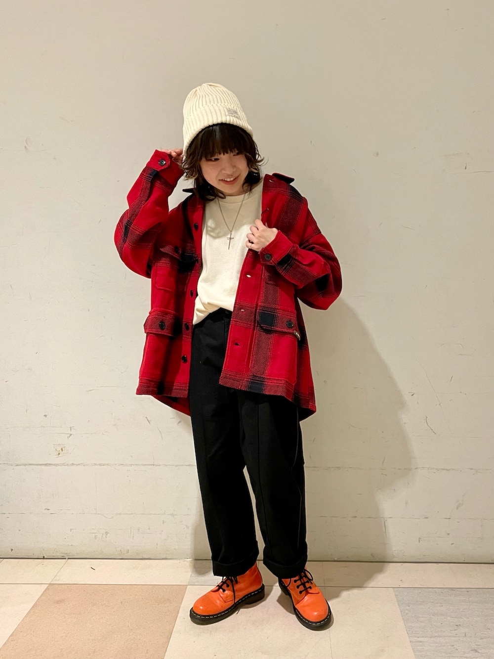 レッド系のジャケット/アウター、ブラック系のその他パンツ、ホワイト系のニットキャップ/ビーニーを着用したレディースの秋コーディネートの2枚目の写真