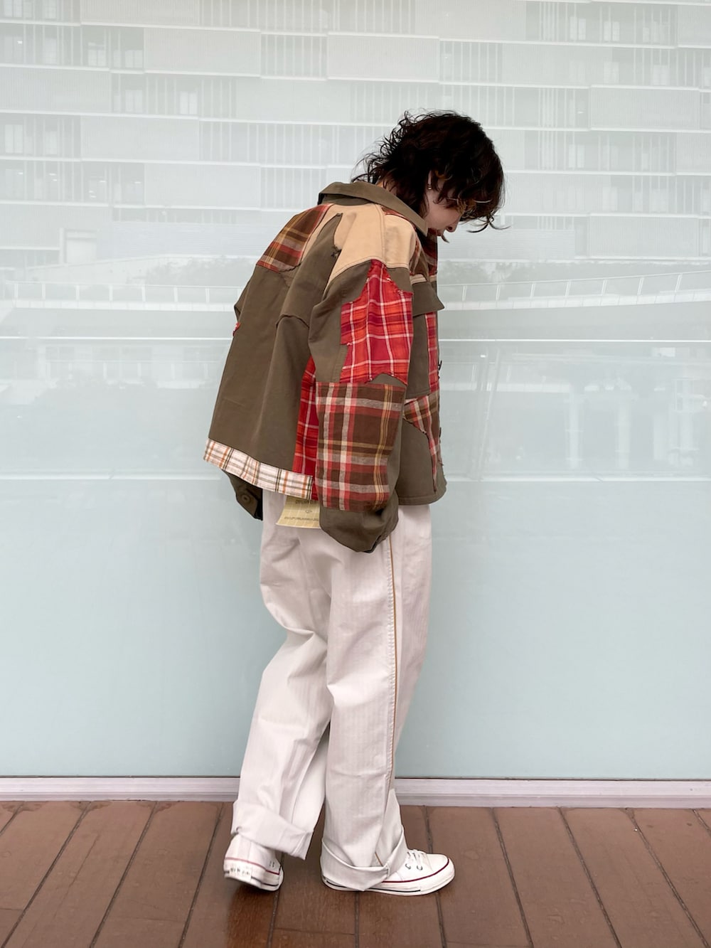 ホワイト系のTシャツ/カットソー、グリーン系のその他アウター、ホワイト系のその他パンツを着用したレディースの秋コーディネートの2枚目の写真