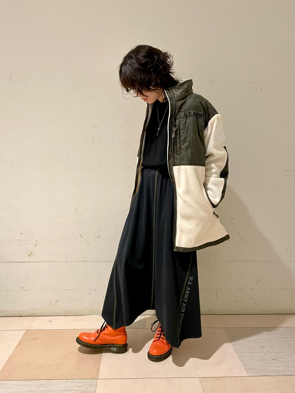 ホワイト系のその他アウター、ブラック系のTシャツ/カットソー、ブラック系のスカートを着用したレディースの秋コーディネートの2枚目の写真