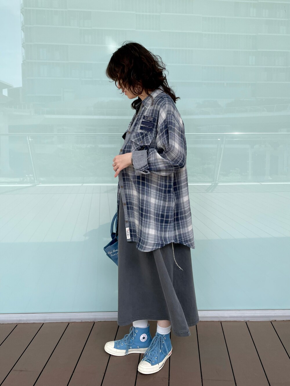 その他のトートバッグ、グレー系のワンピース、ホワイト系のシャツ/ブラウスを着用したレディースの春コーディネートの2枚目の写真