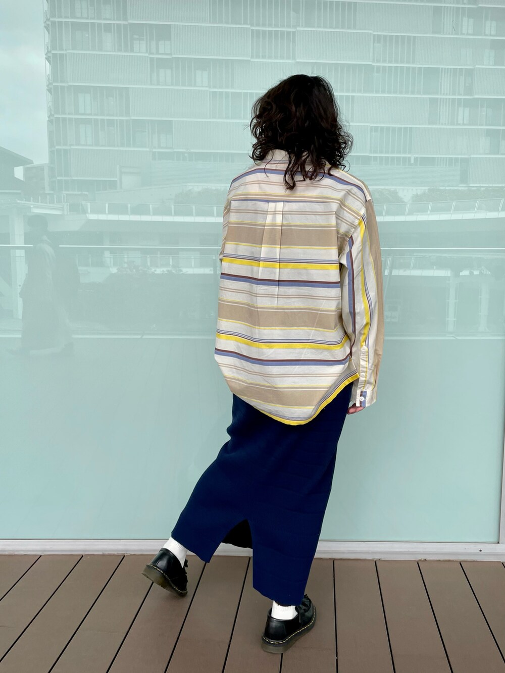 イエロー系のシャツ/ブラウス、ブルー系のスカート、ホワイト系のソックス/靴下を着用したレディースの春コーディネートの2枚目の写真