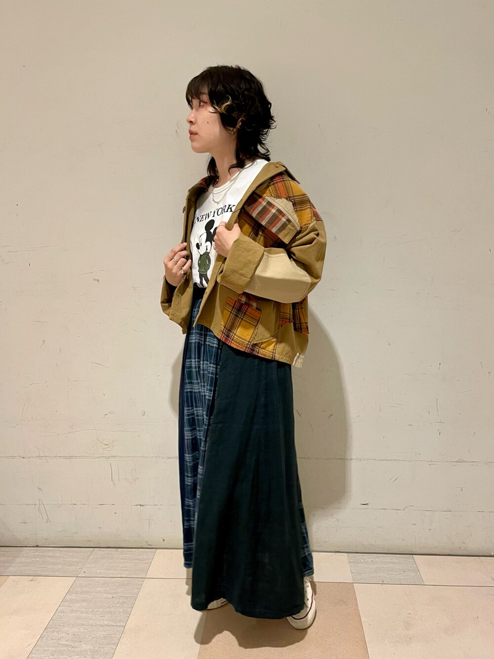 ホワイト系のTシャツ/カットソー、ベージュ系のその他アウター、グリーン系のスカートを着用したレディースの秋コーディネートの2枚目の写真