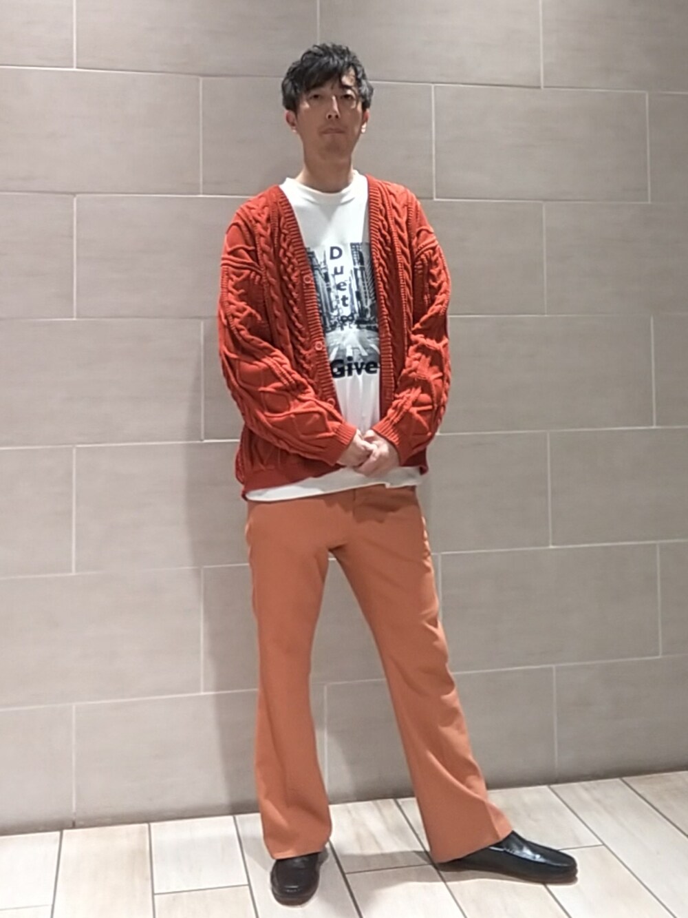 レッド系のトップスを着用したメンズの秋コーディネートの2枚目の写真