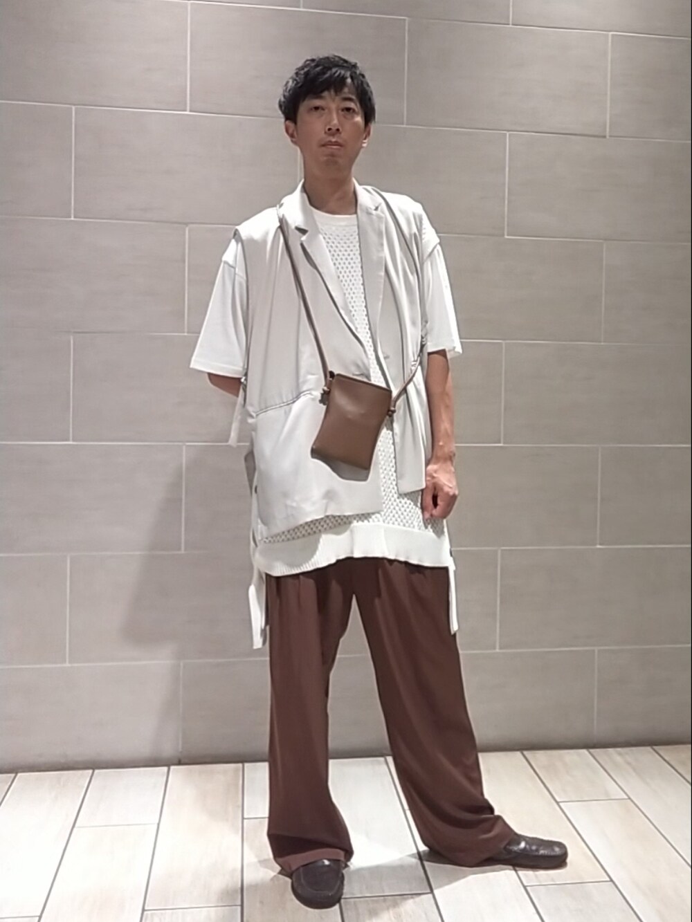 ベージュ系のトップスを着用したメンズの秋コーディネートの2枚目の写真