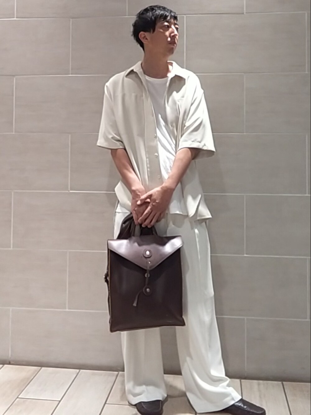 ベージュ系のトップスを着用したメンズの夏コーディネートの3枚目の写真