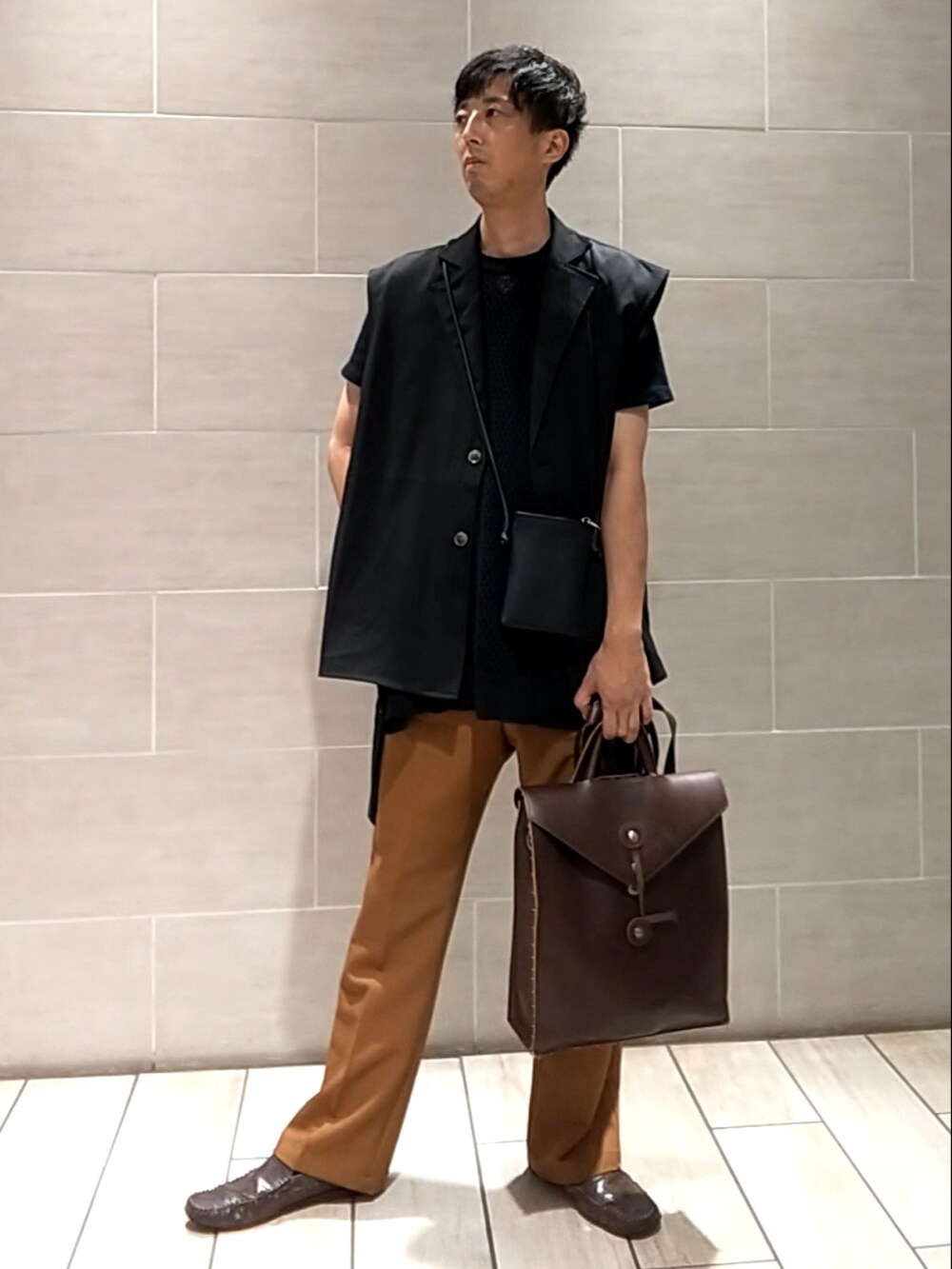 ブラック系のトップスを着用したメンズの秋コーディネートの2枚目の写真