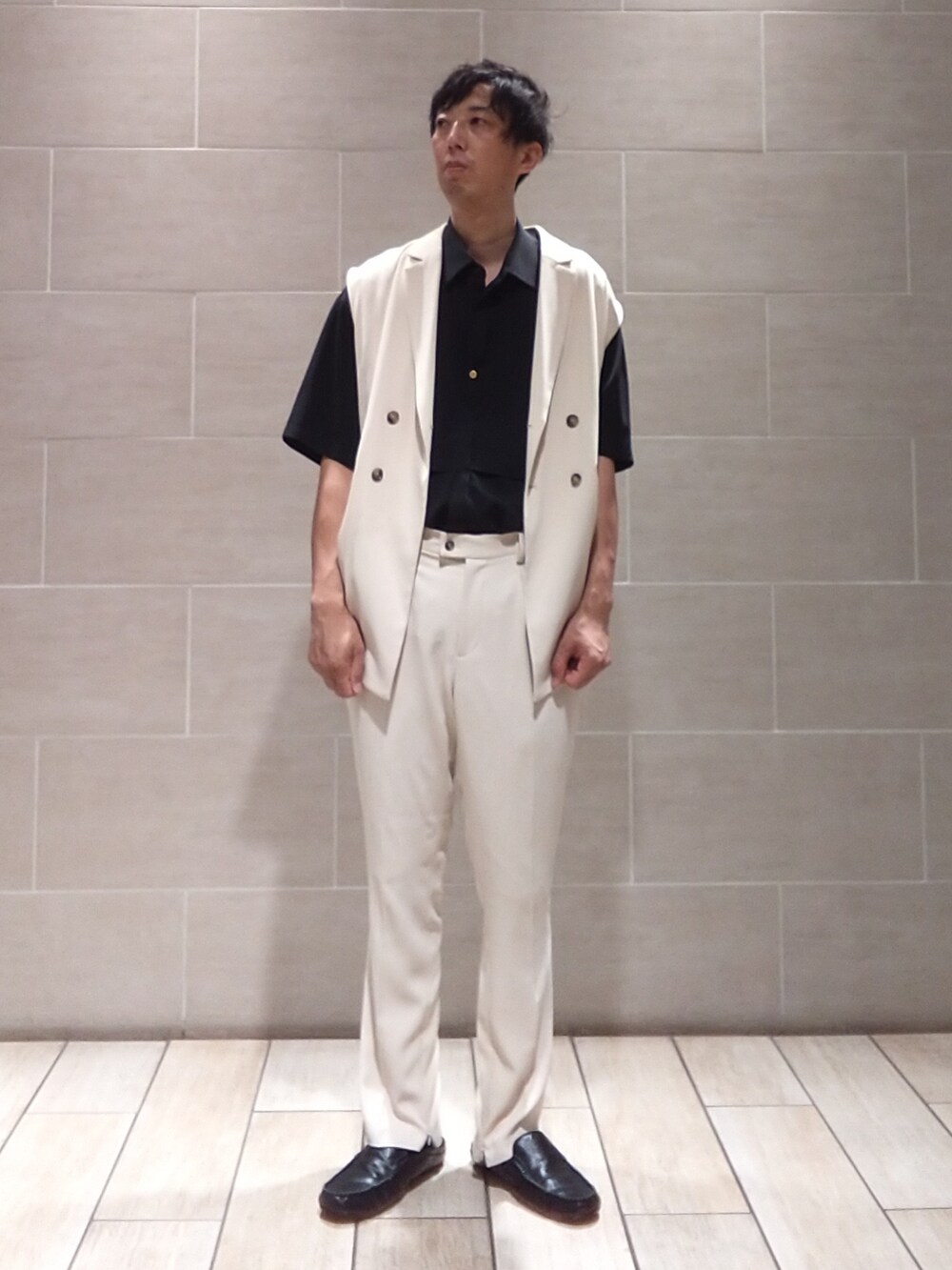 ベージュ系のトップスを着用したメンズの夏コーディネートの2枚目の写真