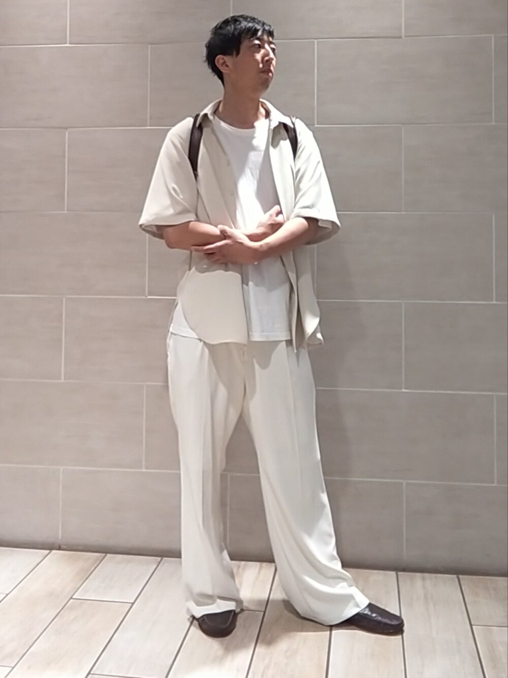 ベージュ系のトップスを着用したメンズの夏コーディネートの2枚目の写真