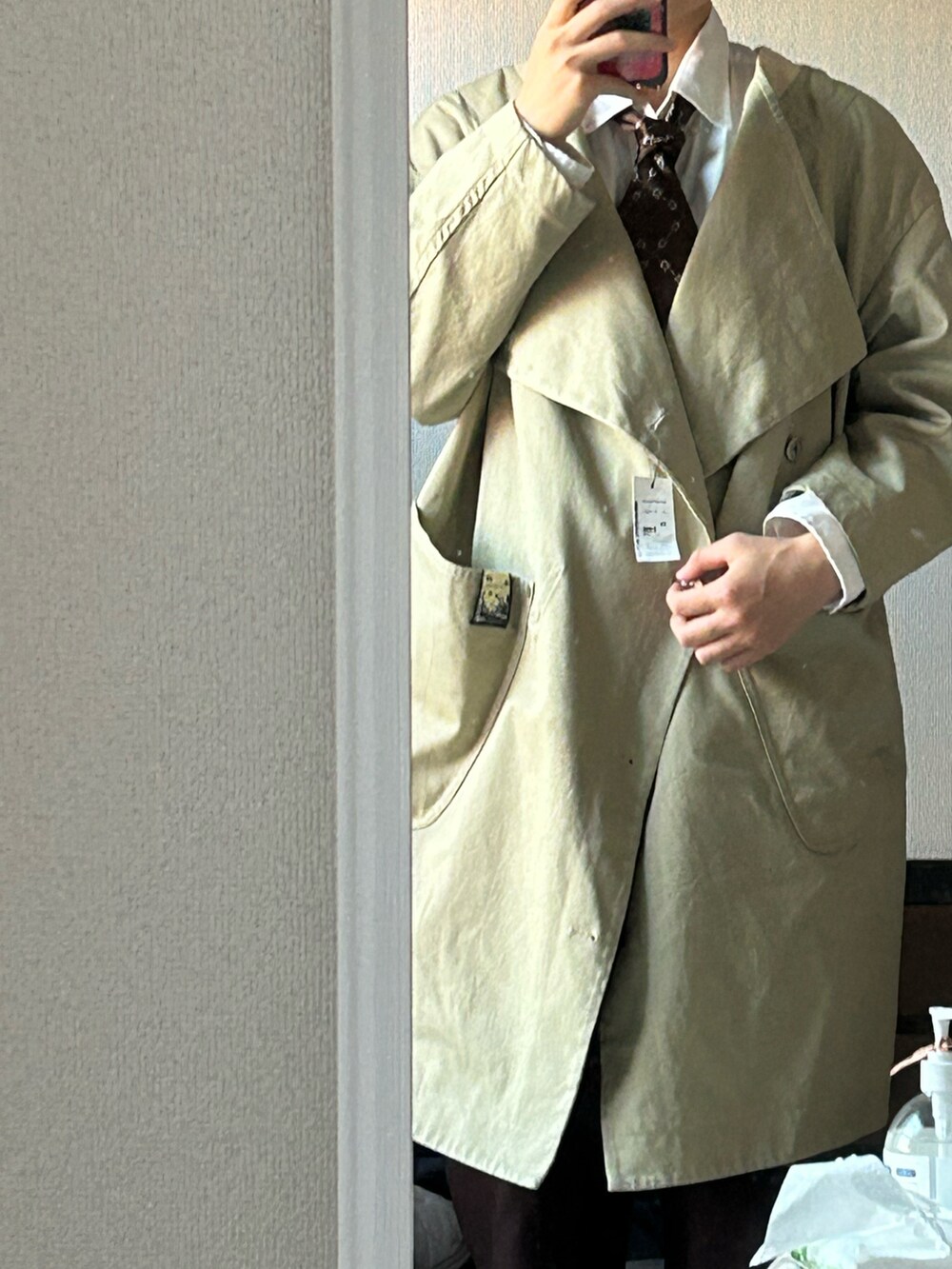 ホワイト系のシャツ/ブラウスを着用したレディースの秋コーディネートの3枚目の写真