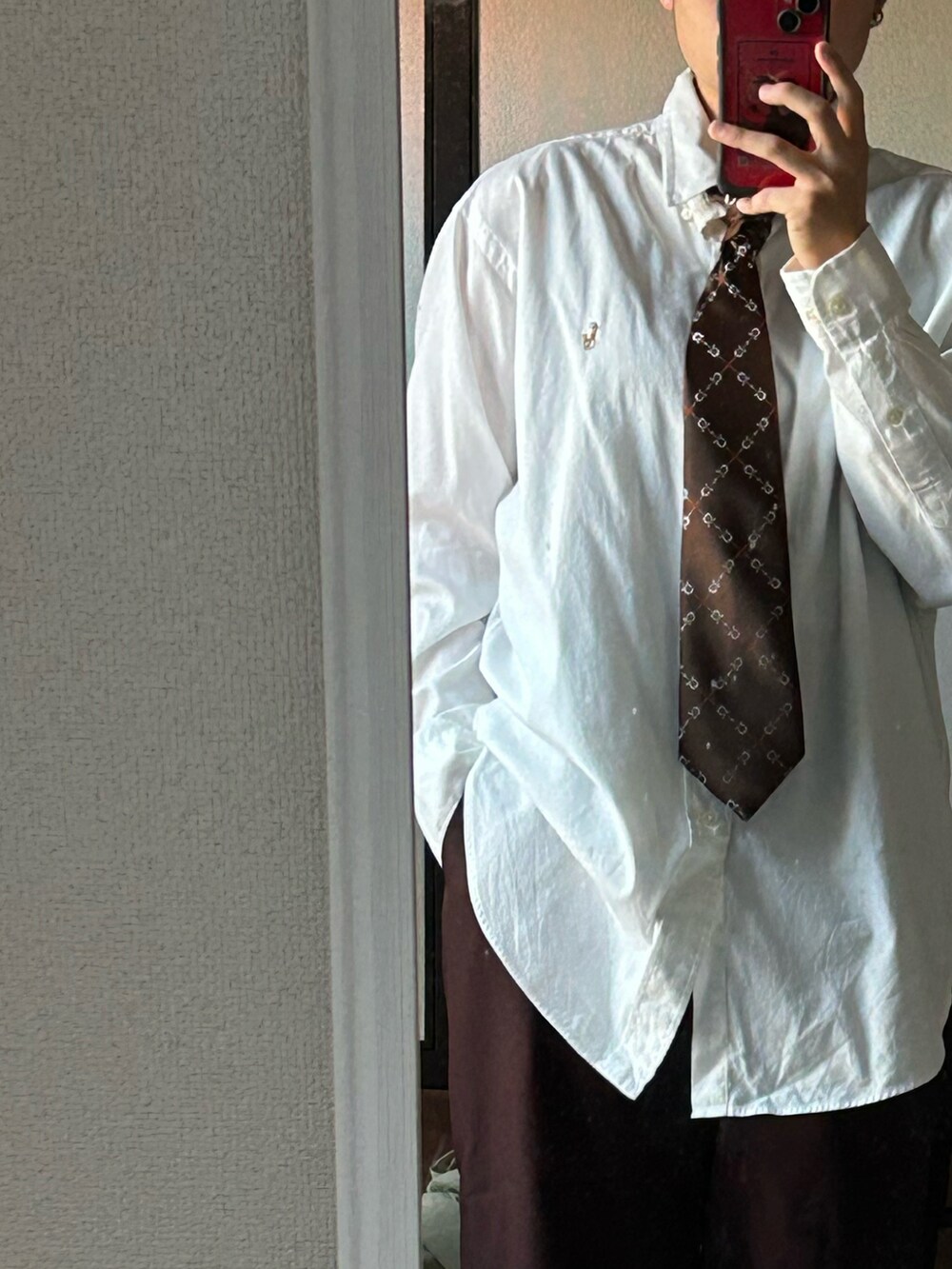 ホワイト系のシャツ/ブラウスを着用したレディースの秋コーディネートの4枚目の写真