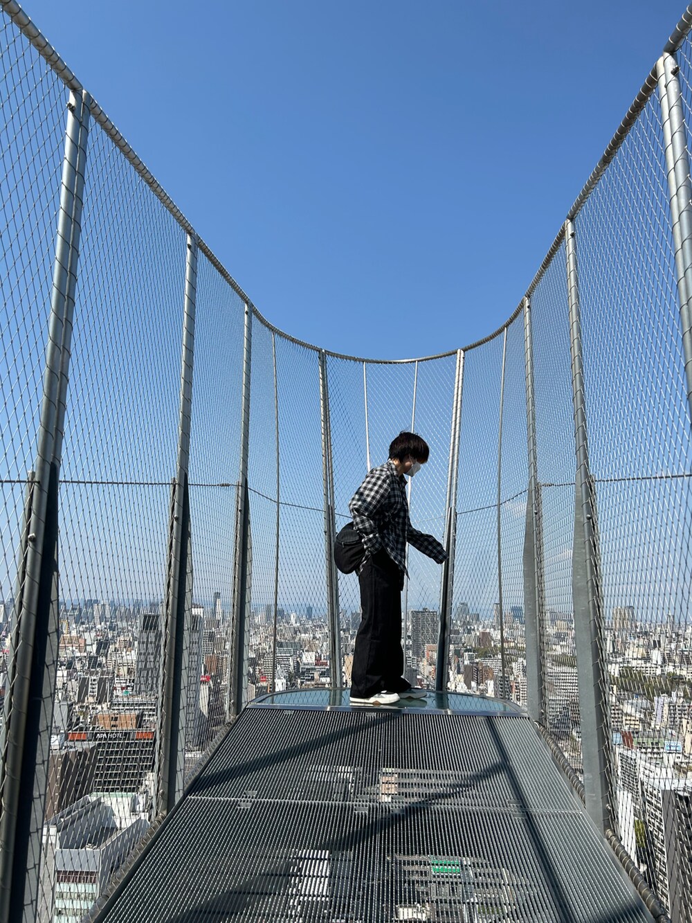 ブラック系のシャツ/ブラウス、ブラック系のスラックス、ブラック系のスニーカーを着用したレディースの春コーディネートの3枚目の写真