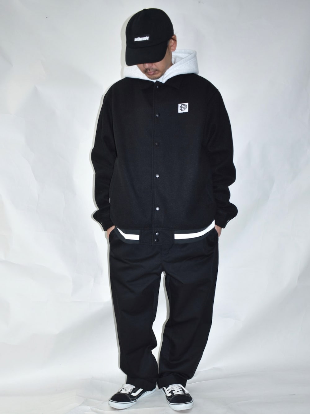 ブラック系のスニーカー、ブルー系のデニムパンツ、ブラック系のダウンジャケット/コートを着用したメンズの冬コーディネートの3枚目の写真