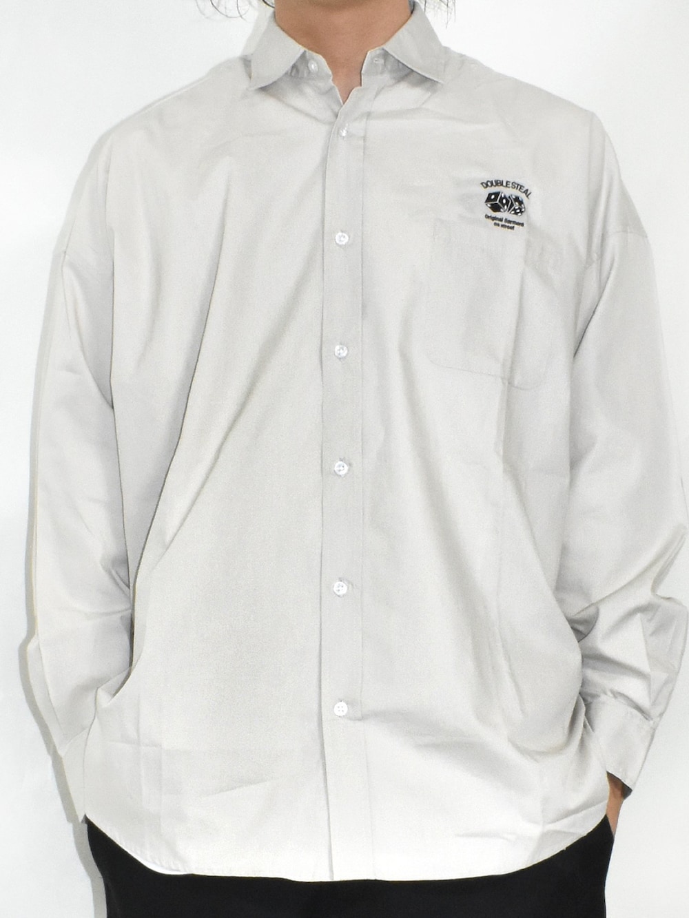 ブラック系のスニーカー、ベージュ系のスウェットパンツ、グリーン系のTシャツ/カットソーを着用したメンズの秋コーディネートの2枚目の写真