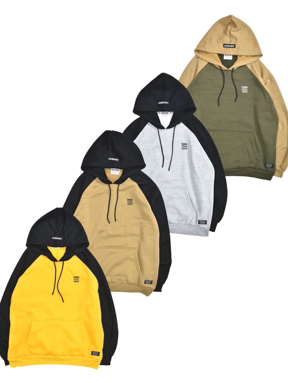 ブラック系のスニーカー、ブルー系のデニムパンツ、イエロー系のパーカーを着用したメンズの冬コーディネートの3枚目の写真