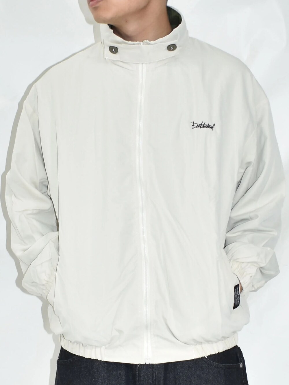 ブラック系のスニーカー、グレー系のTシャツ/カットソー、レッド系のシャツ/ブラウスを着用したメンズの春コーディネートの4枚目の写真