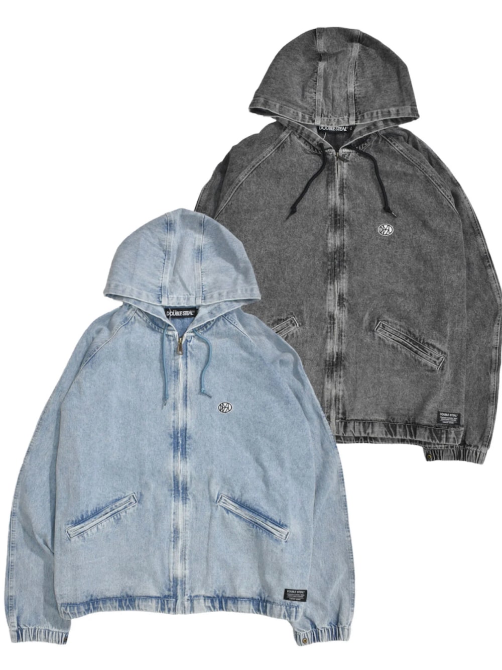 ブラック系のスニーカー、ブルー系のパンツ、グリーン系のTシャツ/カットソーを着用したメンズの冬コーディネートの3枚目の写真