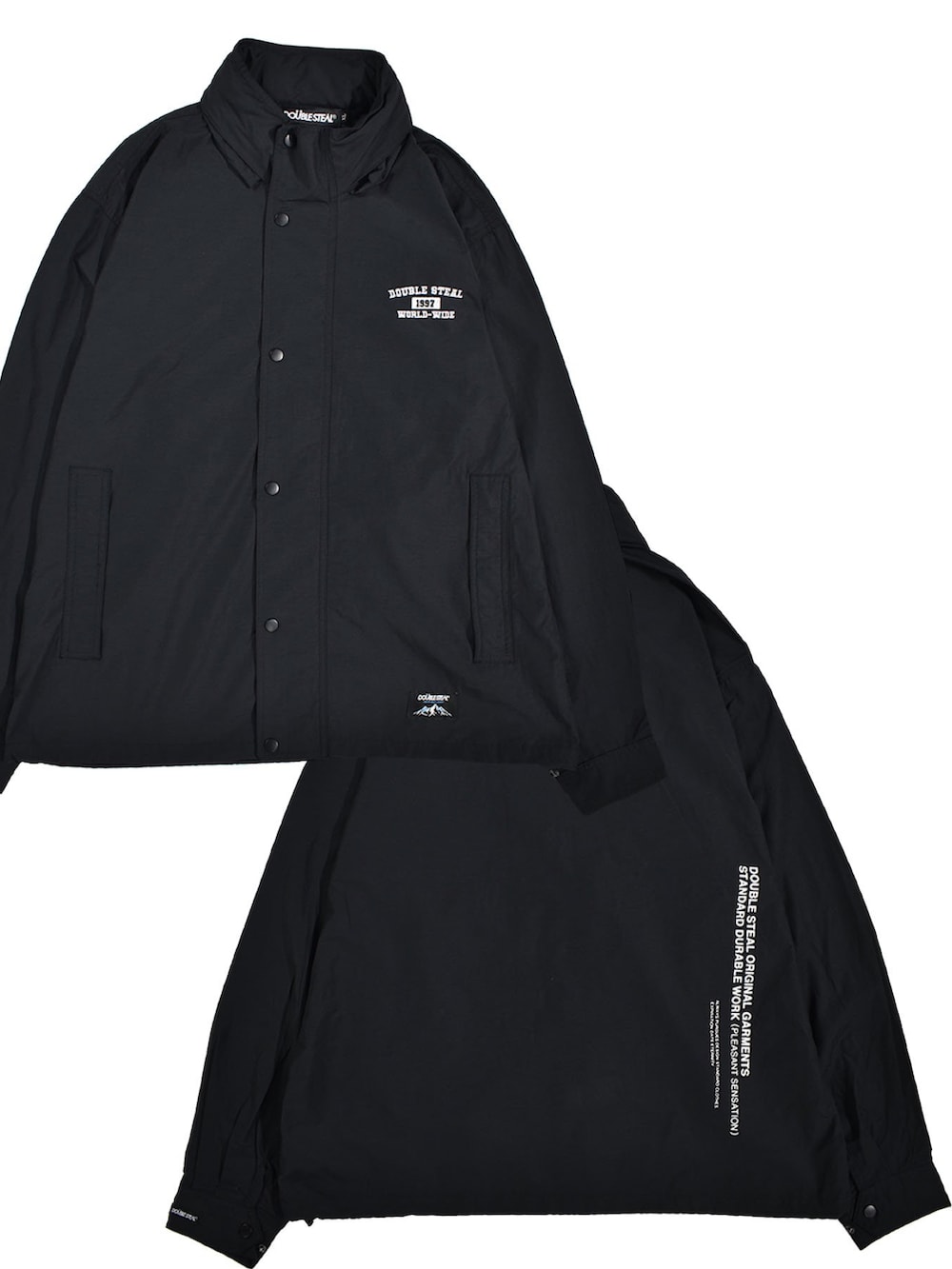 ブルー系のスニーカー、ブルー系のデニムパンツ、ブラック系のマウンテンパーカーを着用したメンズの春コーディネートの2枚目の写真
