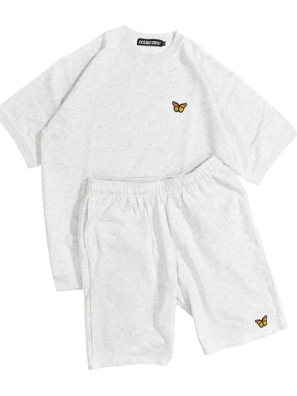 ブラック系のスニーカー、ブルー系のスウェットパンツ、ブルー系のスウェットを着用したメンズの夏コーディネートの2枚目の写真