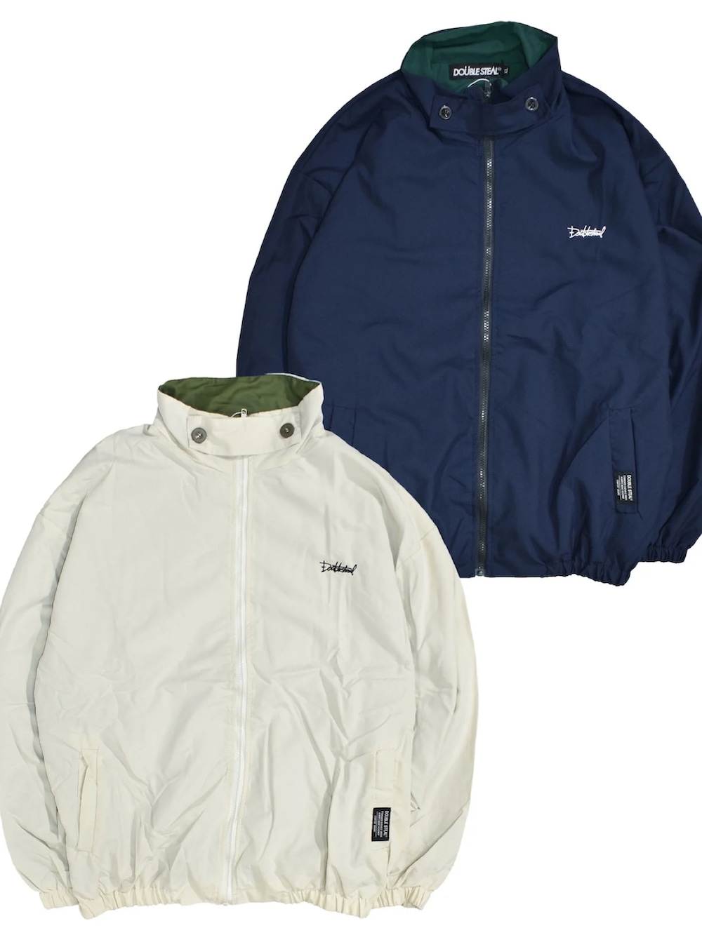 ブルー系のその他パンツ、ベージュ系のスニーカー、ホワイト系のTシャツ/カットソーを着用したメンズの春コーディネートの3枚目の写真