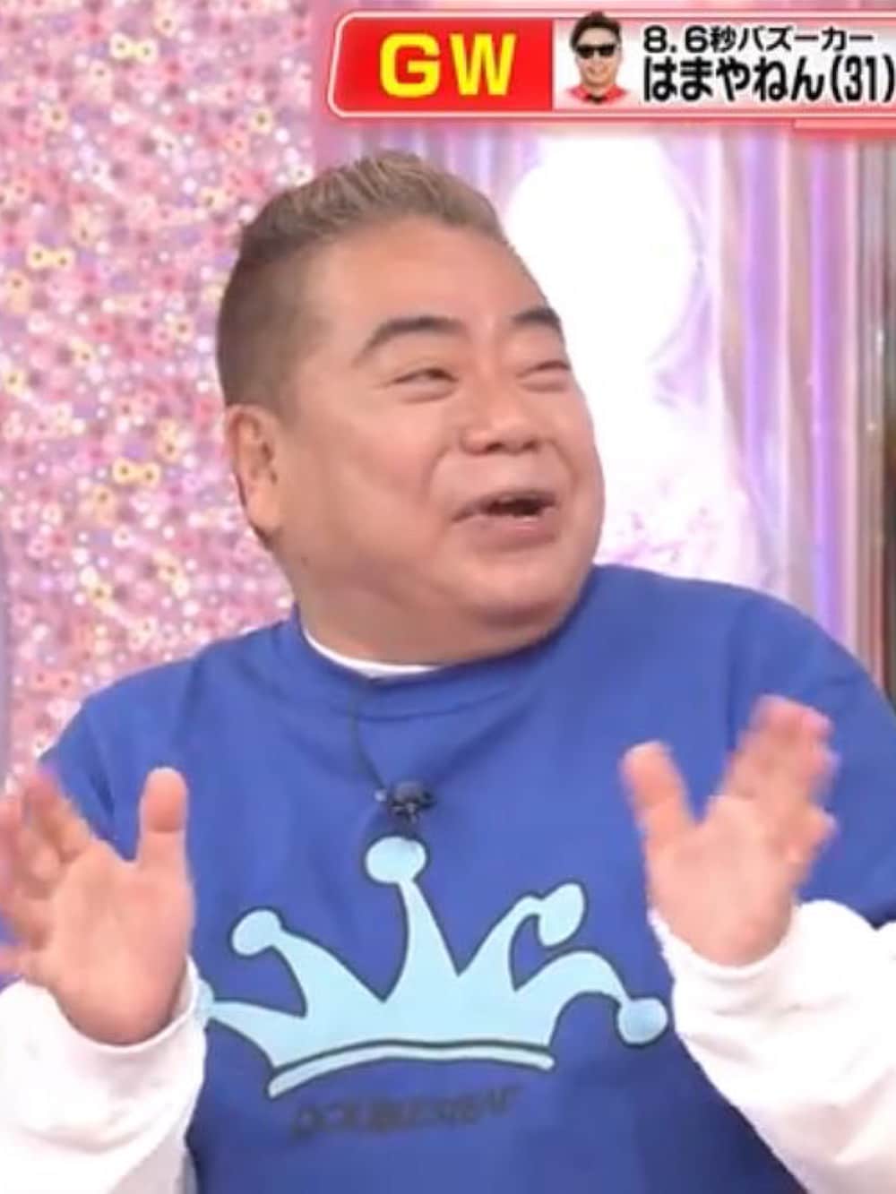 ブラック系のスニーカー、ブラック系のその他パンツ、ホワイト系のTシャツ/カットソーを着用したメンズの春コーディネートの2枚目の写真