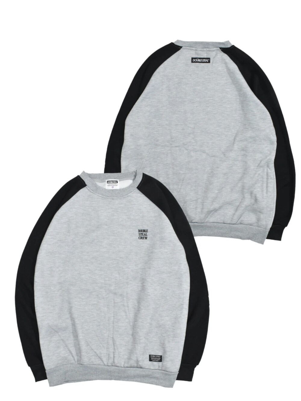 ブラウン系のスニーカー、ブルー系のデニムパンツ、ブラック系のトートバッグを着用したメンズの冬コーディネートの2枚目の写真