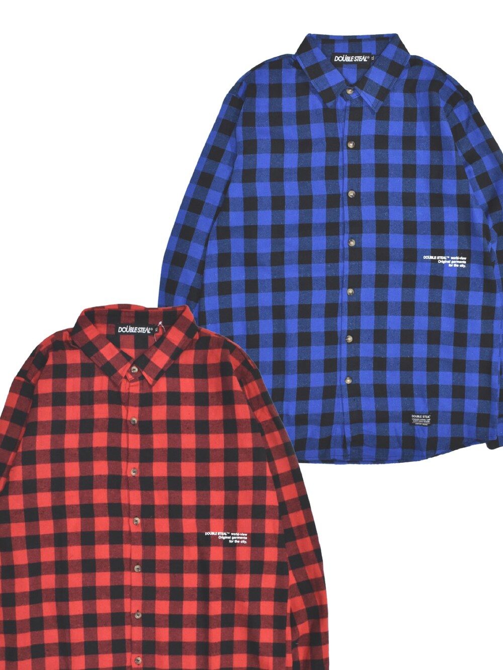 ブラック系のスニーカー、ブルー系のデニムパンツ、ブラック系のパーカーを着用したメンズの冬コーディネートの3枚目の写真