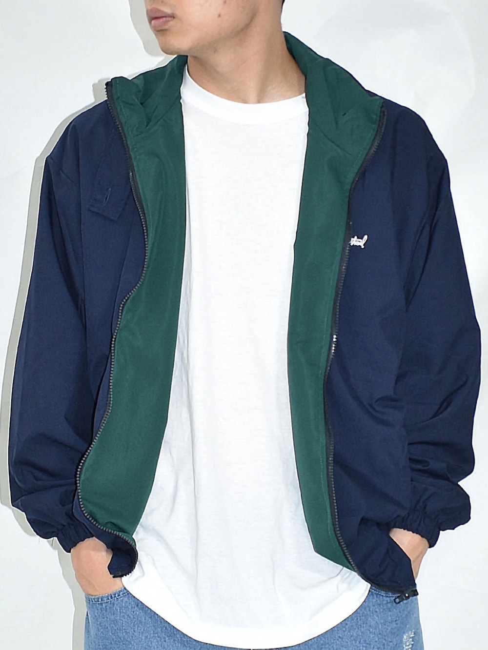 ブルー系のその他パンツ、ベージュ系のスニーカー、ホワイト系のTシャツ/カットソーを着用したメンズの春コーディネートの2枚目の写真