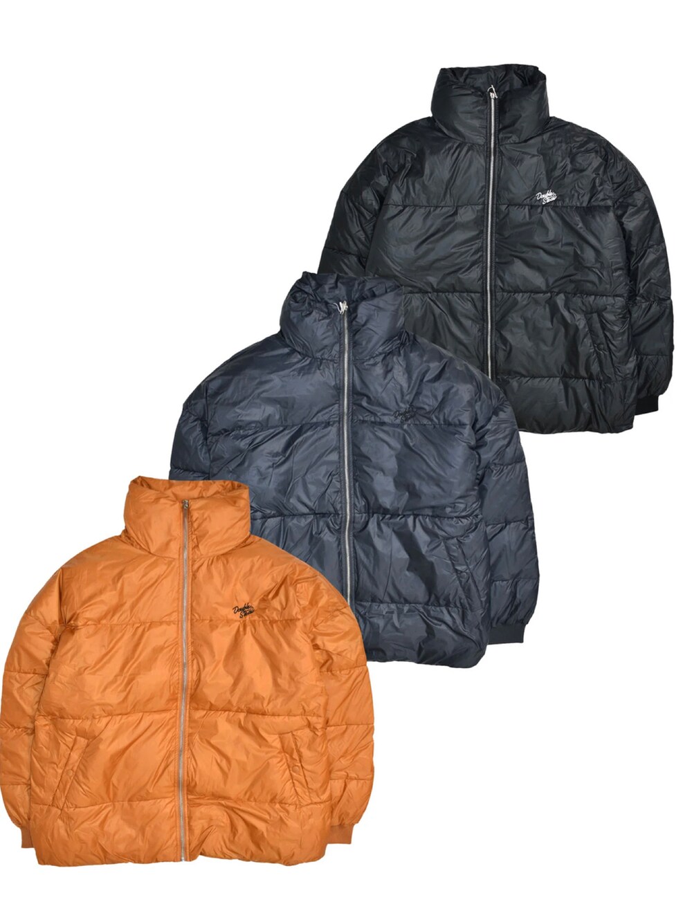 ブラウン系のスニーカー、ブルー系のデニムパンツ、ブラウン系のダウンジャケット/コートを着用したメンズの冬コーディネートの3枚目の写真