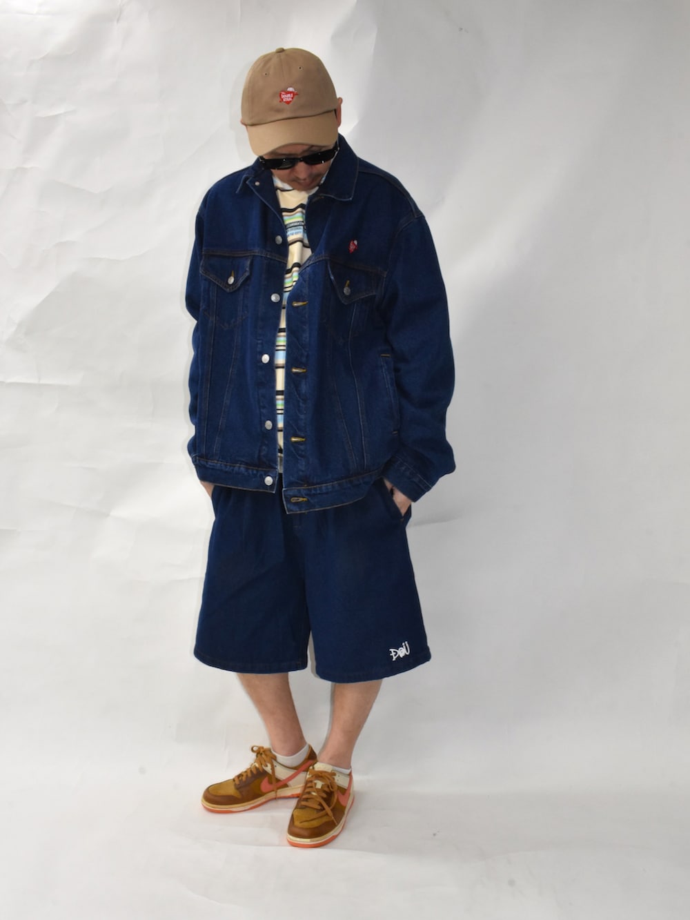 ブラック系のスニーカー、ブルー系のその他パンツ、ブルー系のデニムジャケットを着用したメンズの春コーディネートの4枚目の写真