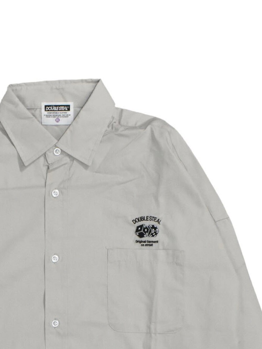 ブラック系のスニーカー、ベージュ系のスウェットパンツ、グリーン系のTシャツ/カットソーを着用したメンズの秋コーディネートの3枚目の写真