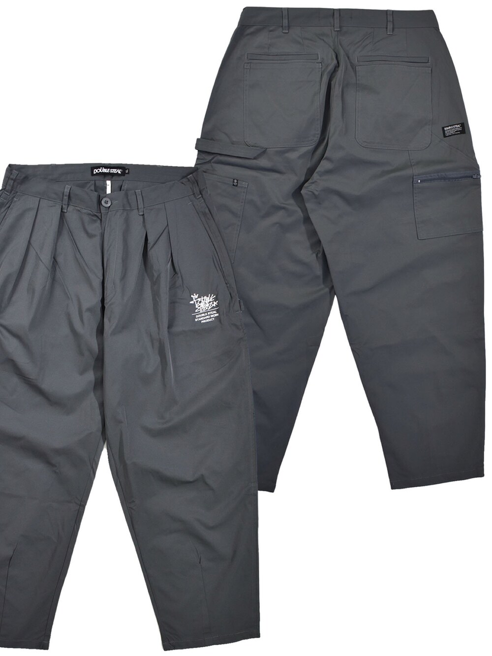 ブラック系のスニーカー、グレー系のカーゴパンツ、グレー系のパーカーを着用したメンズの冬コーディネートの3枚目の写真