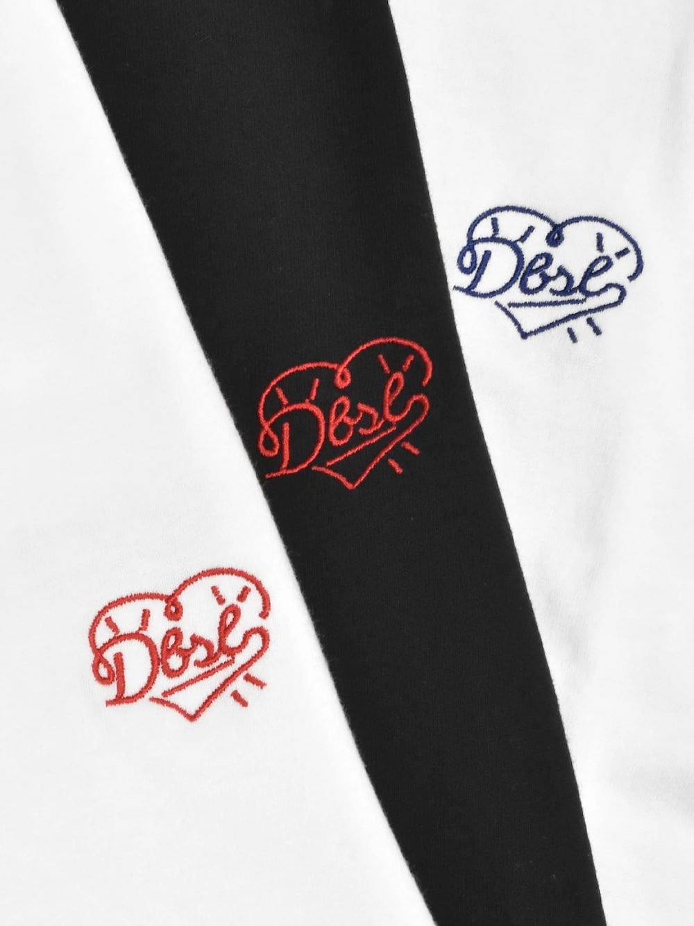 ブラック系のスニーカー、ブルー系のその他パンツ、ブラック系のTシャツ/カットソーを着用したメンズの夏コーディネートの2枚目の写真