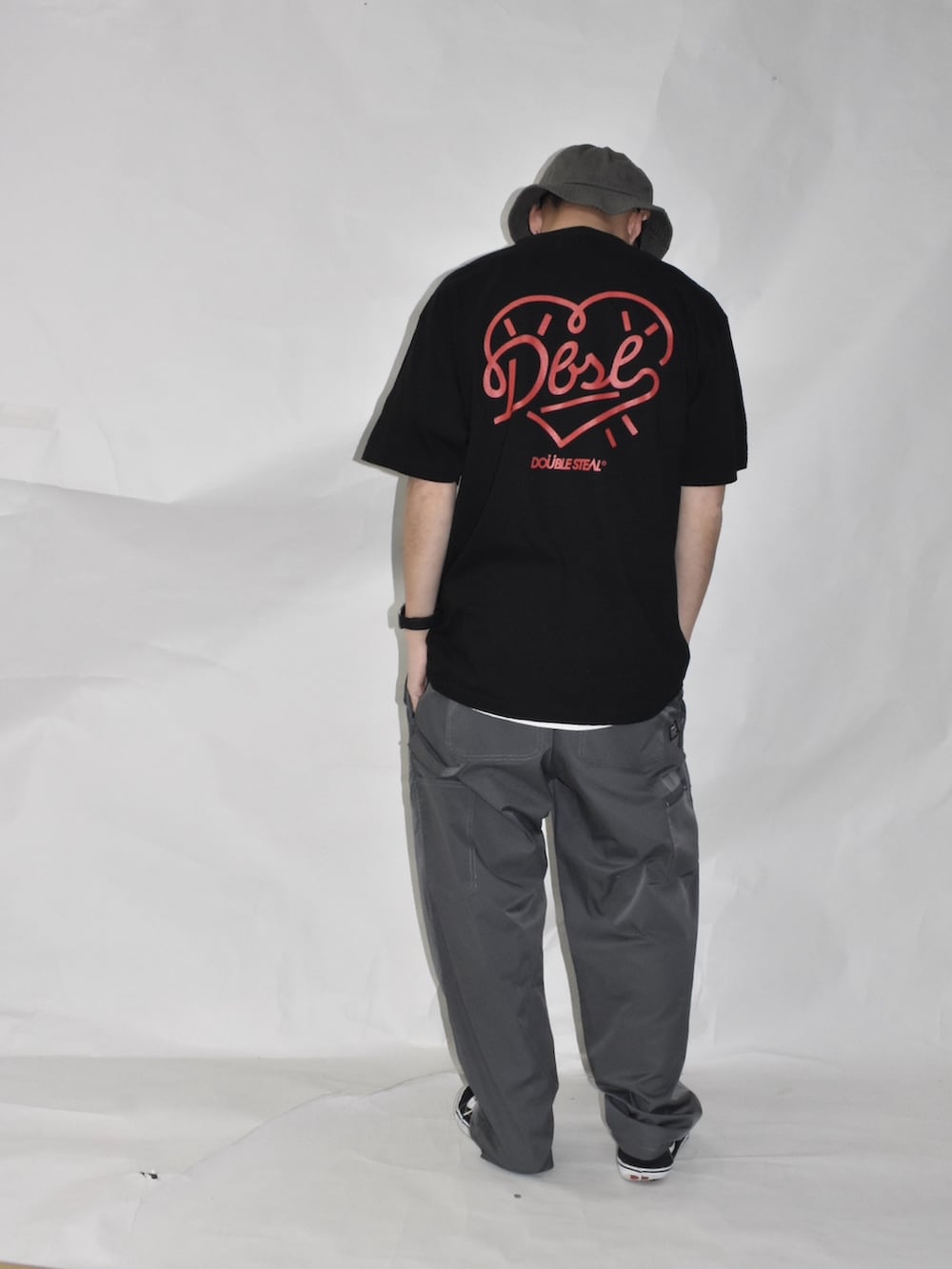 ブラック系のスニーカー、グレー系のカーゴパンツ、ブラック系のTシャツ/カットソーを着用したメンズの春コーディネートの2枚目の写真