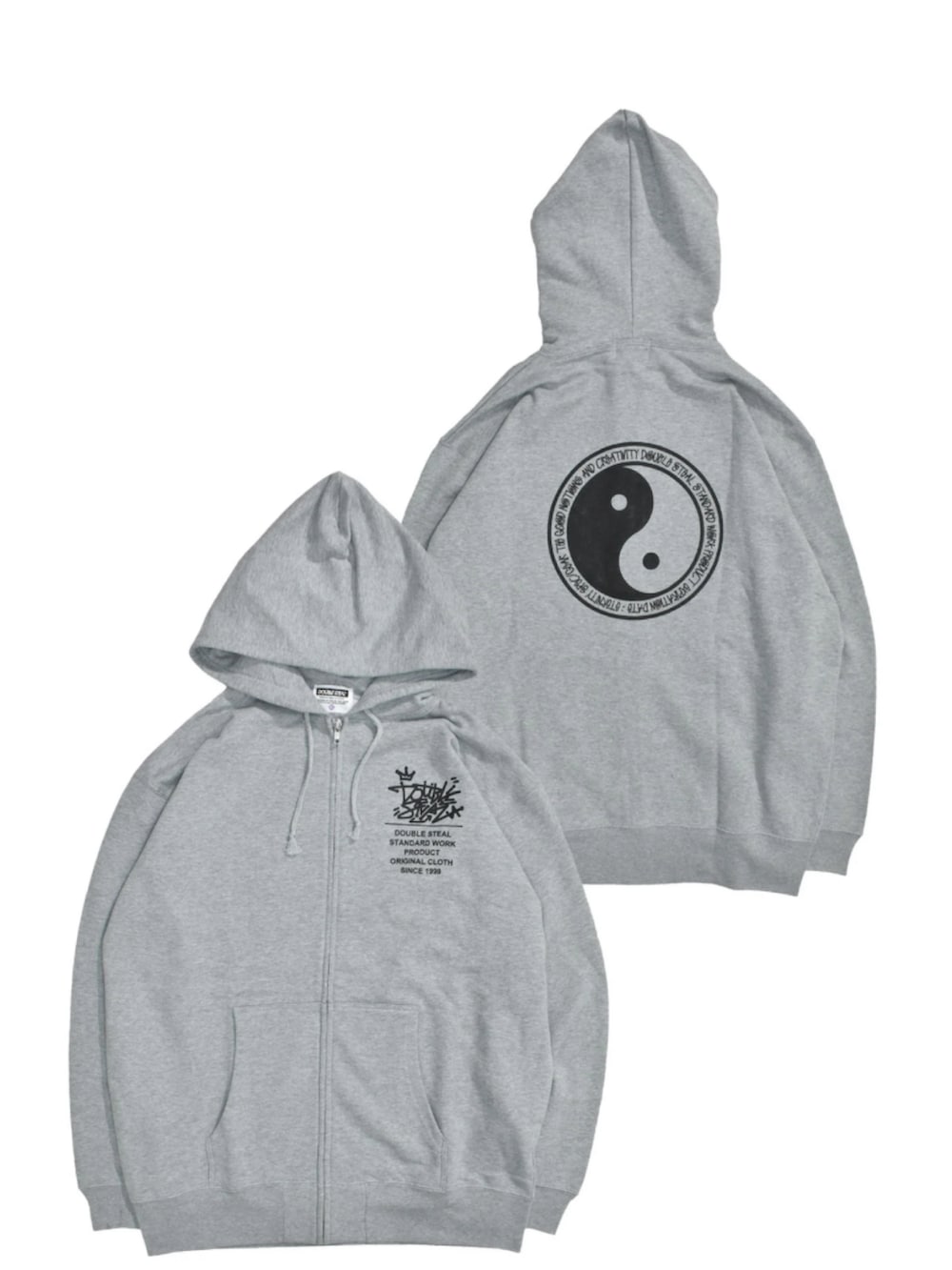 ブラウン系のスニーカー、ブルー系のデニムパンツ、ホワイト系のTシャツ/カットソーを着用したメンズの秋コーディネートの4枚目の写真