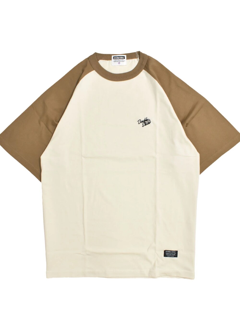 ブラック系のスニーカー、ブルー系のデニムパンツ、ブラウン系のTシャツ/カットソーを着用したメンズの夏コーディネートの5枚目の写真