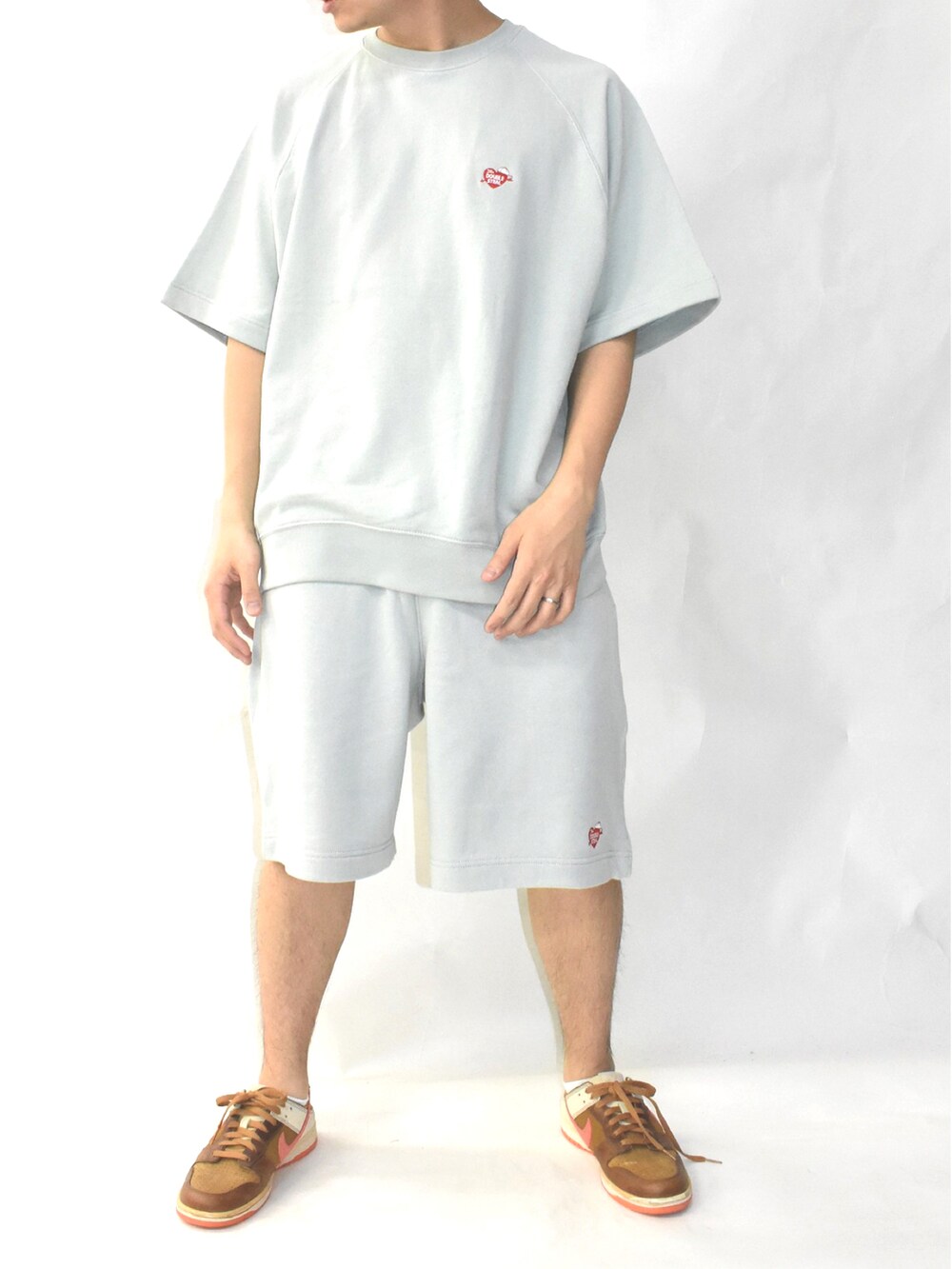 ブラック系のスニーカー、グレー系のスウェットパンツ、グレー系のTシャツ/カットソーを着用したメンズの春コーディネートの3枚目の写真