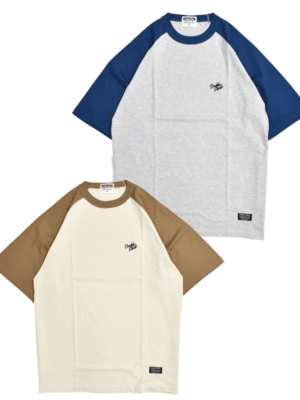 ブラック系のスニーカー、ブルー系のデニムパンツ、ブラウン系のTシャツ/カットソーを着用したメンズの夏コーディネートの3枚目の写真