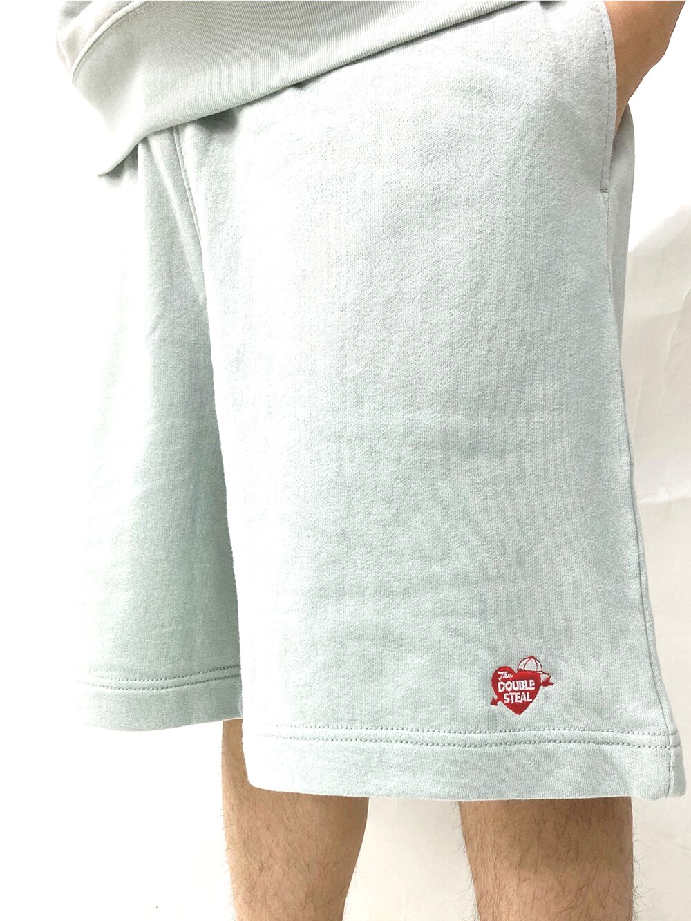 ブラック系のスニーカー、グレー系のスウェットパンツ、グレー系のTシャツ/カットソーを着用したメンズの春コーディネートの5枚目の写真