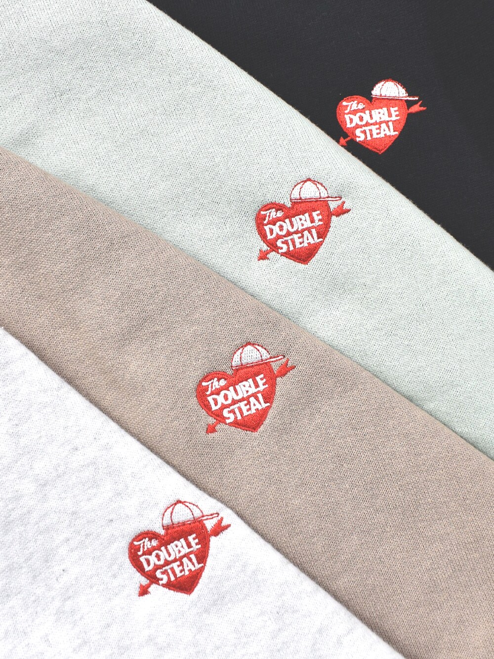 ブラック系のスニーカー、グレー系のスウェットパンツ、グレー系のTシャツ/カットソーを着用したメンズの春コーディネートの4枚目の写真