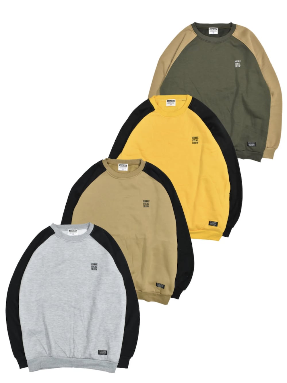 ブラウン系のスニーカー、ブルー系のデニムパンツ、ブラック系のトートバッグを着用したメンズの冬コーディネートの3枚目の写真