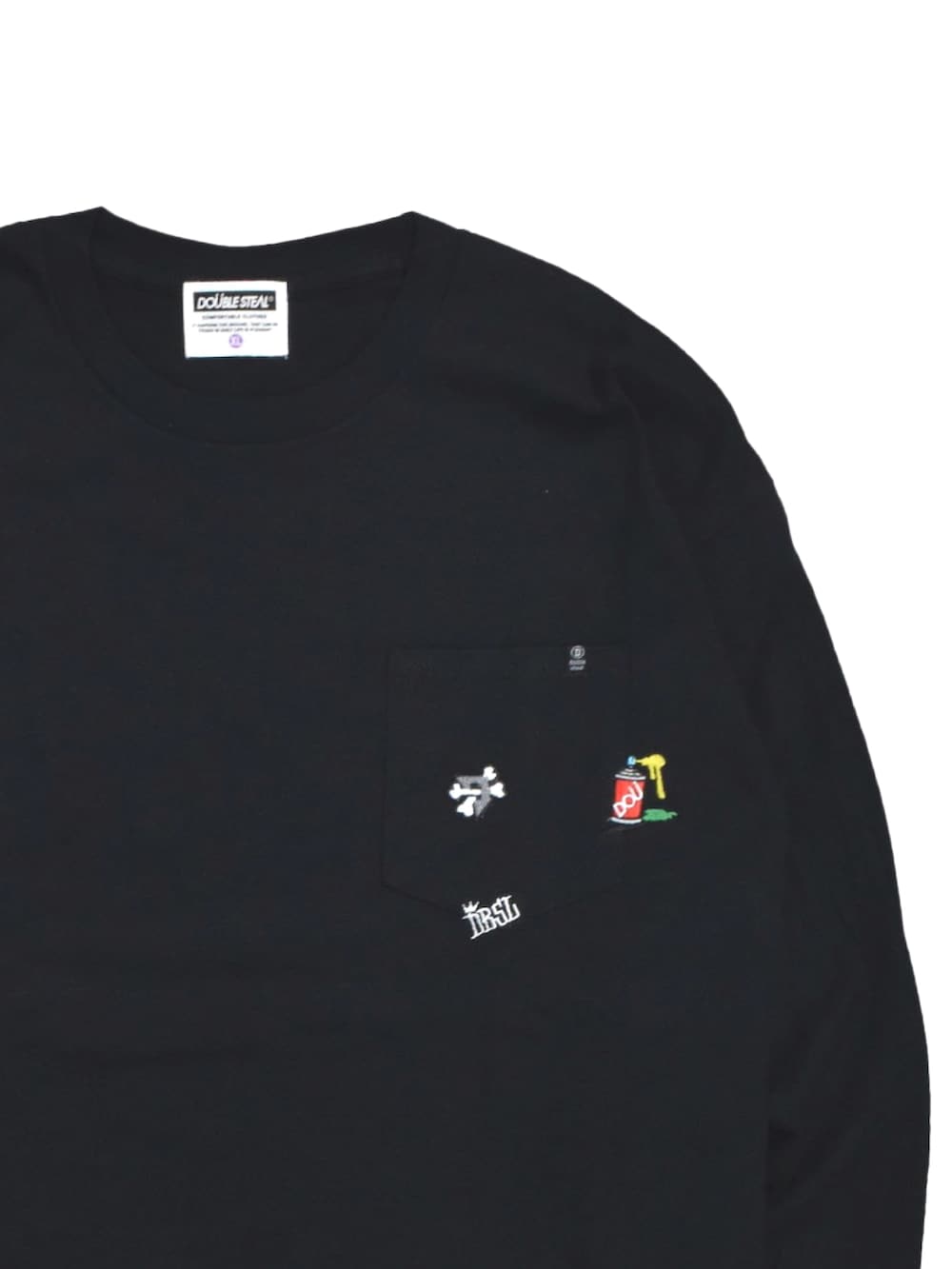 ブラック系のスニーカー、ブラック系のダウンジャケット/コート、グレー系のカーゴパンツを着用したメンズの秋コーディネートの4枚目の写真