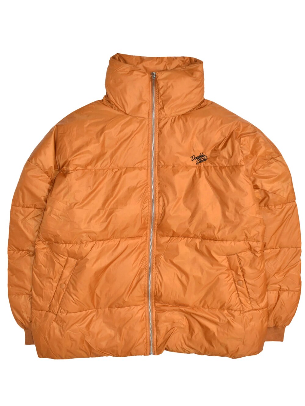 ブラウン系のスニーカー、ブルー系のデニムパンツ、ブラウン系のダウンジャケット/コートを着用したメンズの冬コーディネートの2枚目の写真