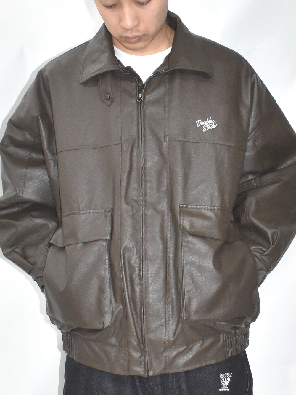 ブルー系のスニーカー、ブルー系のデニムパンツ、グレー系のスウェットを着用したメンズの冬コーディネートの3枚目の写真