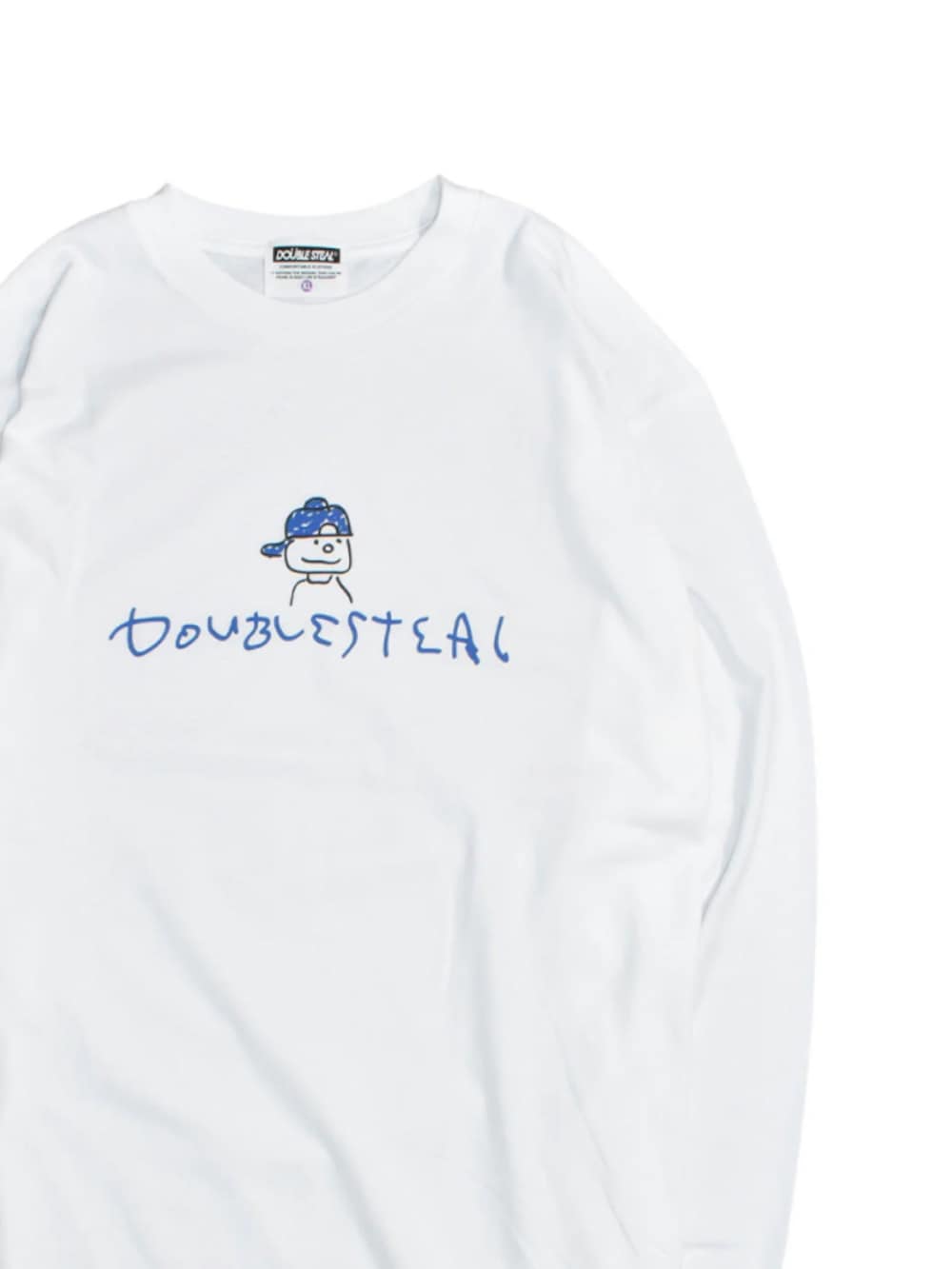 ブラウン系のスニーカー、ブルー系のデニムパンツ、ホワイト系のTシャツ/カットソーを着用したメンズの秋コーディネートの3枚目の写真