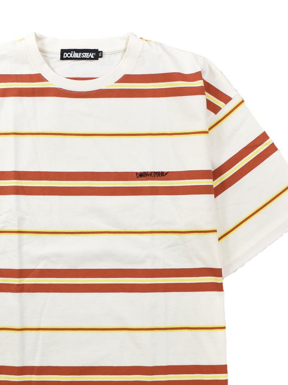 ブラック系のスニーカー、グレー系のデニムパンツ、ホワイト系のTシャツ/カットソーを着用したメンズの春コーディネートの2枚目の写真