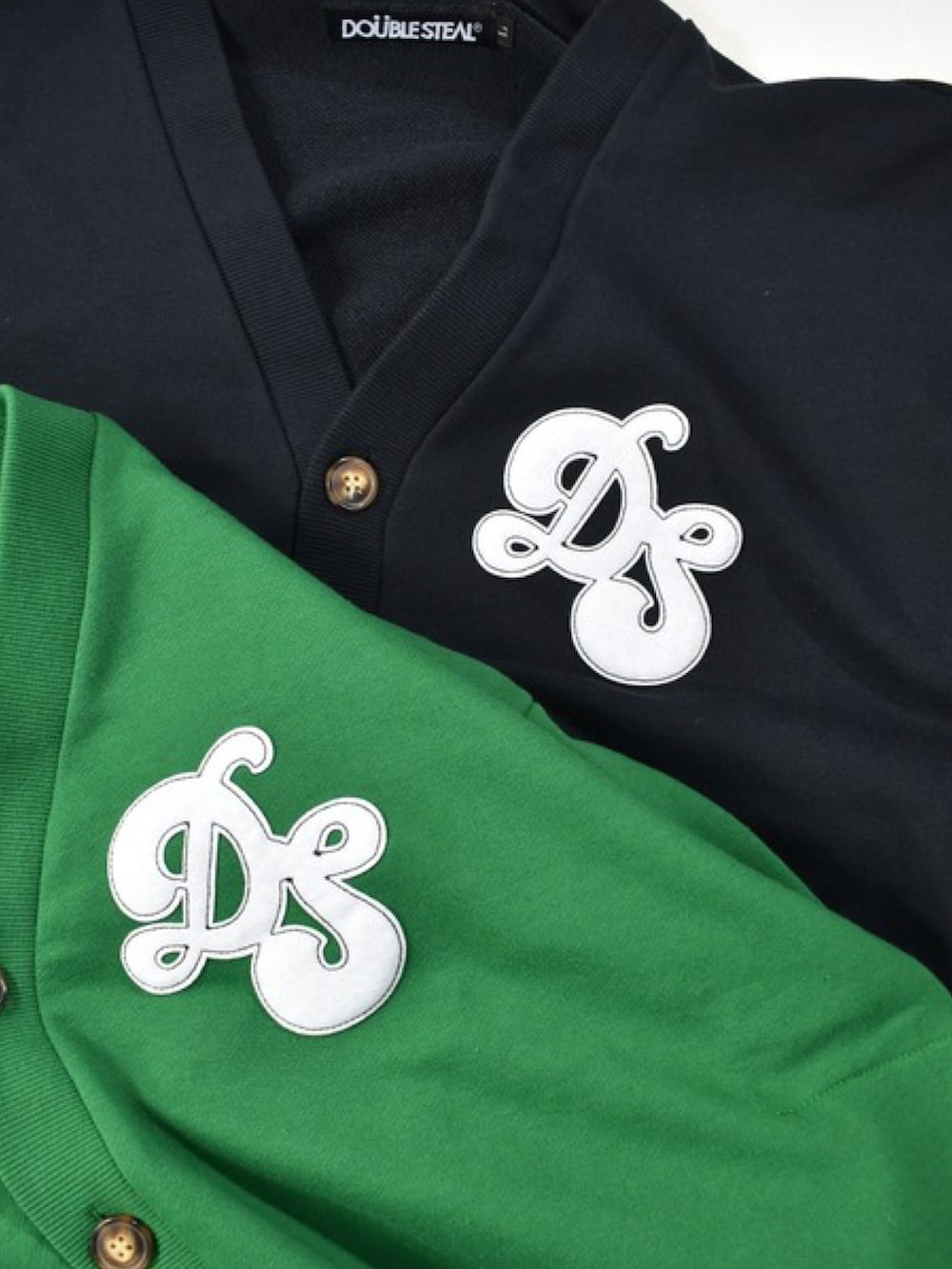 ブラック系のスニーカー、ブルー系のパンツ、ホワイト系のTシャツ/カットソーを着用したメンズの春コーディネートの3枚目の写真