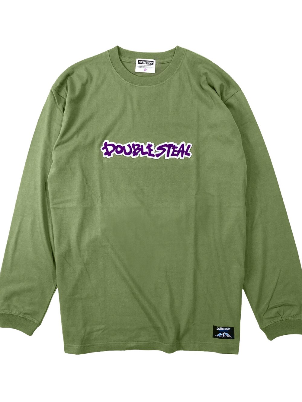 ブラック系のスニーカー、ベージュ系のスウェットパンツ、グリーン系のTシャツ/カットソーを着用したメンズの秋コーディネートの4枚目の写真