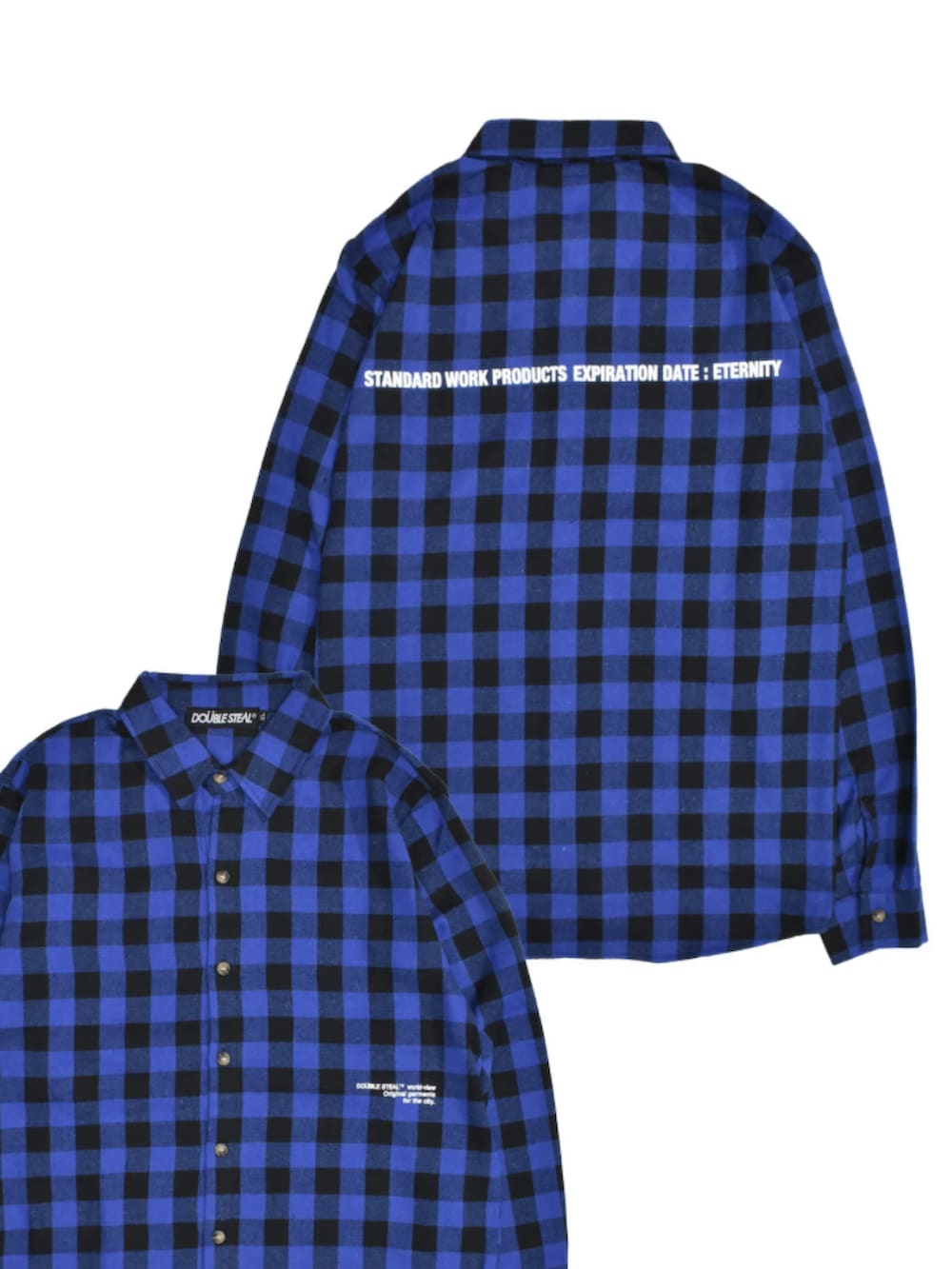 ブラック系のスニーカー、ブルー系のデニムパンツ、グレー系のスウェットを着用したメンズの冬コーディネートの2枚目の写真